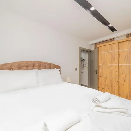 Modern Flat W Balcony 10 Min To In